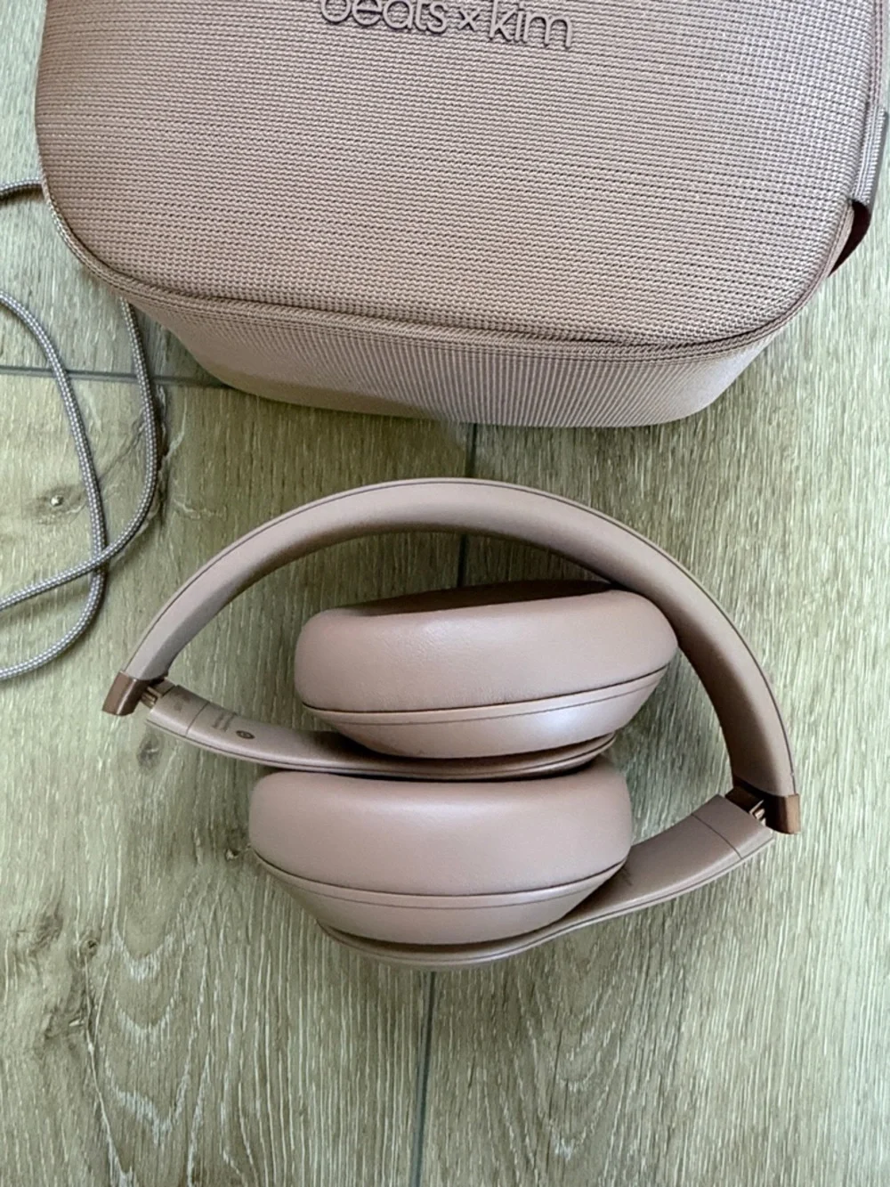 Beats x Kim studio pro headphones with case in Dune NEW - Picture 4 of 4